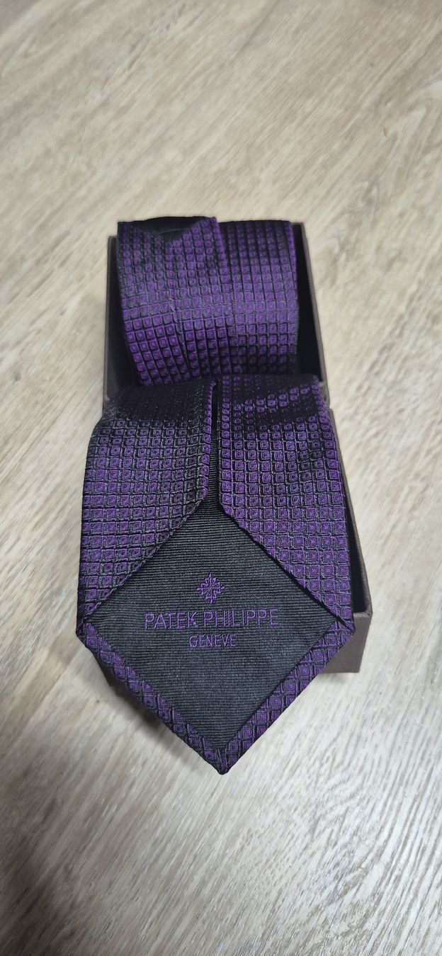 Patek Philippe Montres: cravate en soie violette, Patek Philippe – Neuf avec emballage d'origine à Plan-les-Ouates par geg_5zl5 1