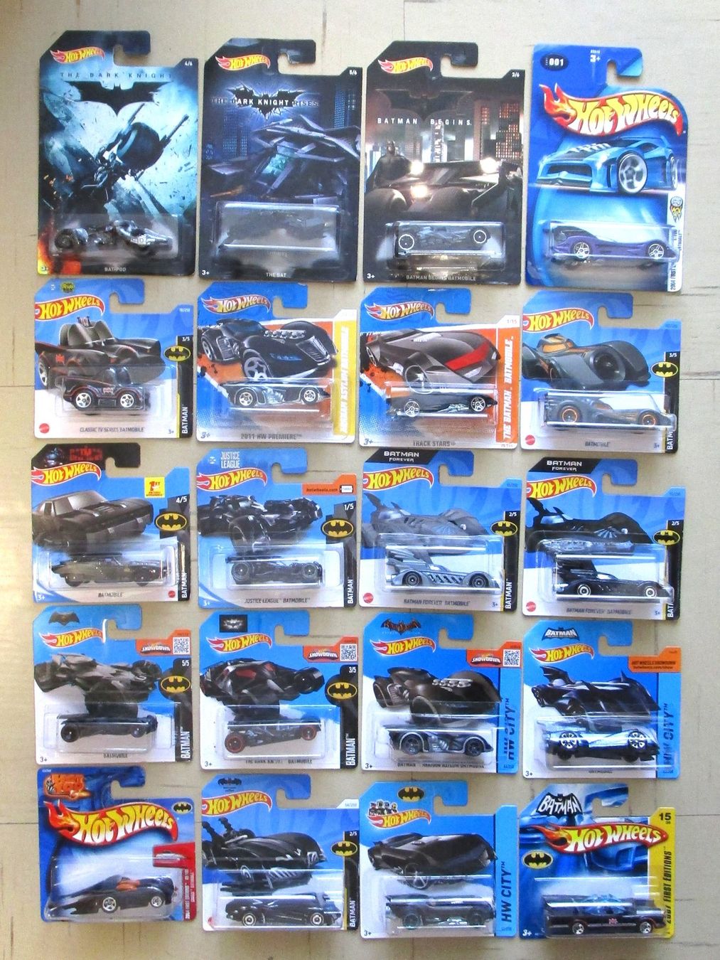 Hot Wheels Voitures modèles: 20 HOT WHEELS BATMAN BATMOBILE – Neuf avec emballage d'origine à Chêne-Bourg par breno56