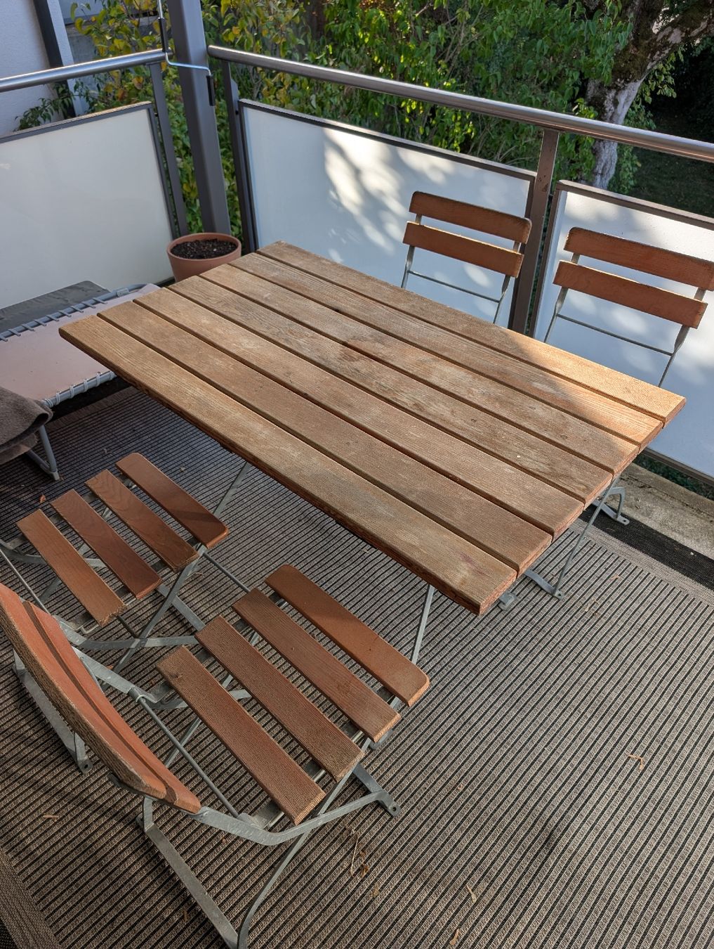 Set de table et chaises: Gartenmöbel Set – D'occasion à Zürich par Zetabomb