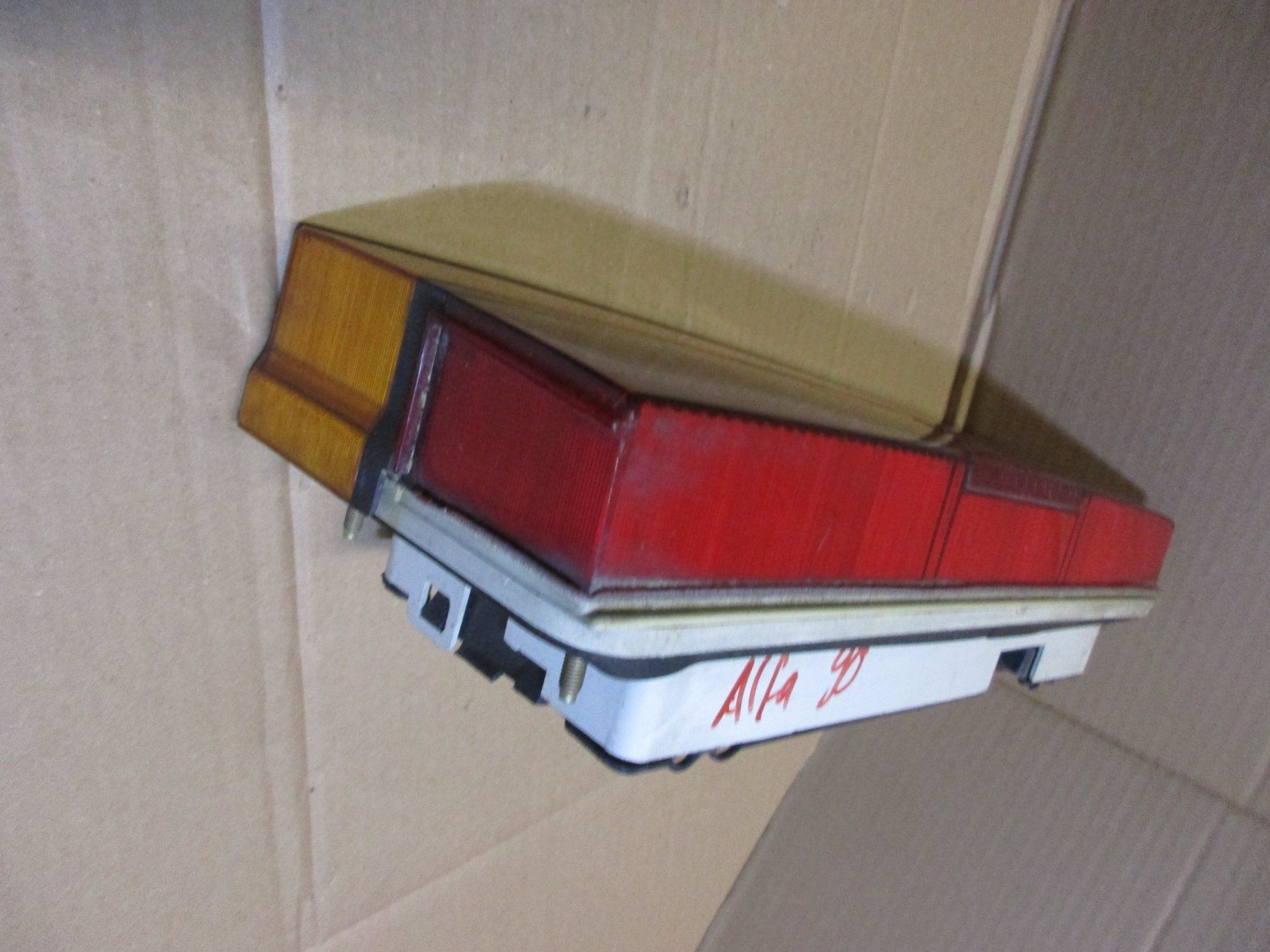 Alfa Romeo Tutti pezzi di ricambio auto: Alfa Romeo 90  Heckleuchte rechts – Usato da Ennetmoos venduto da Truckdiver 2