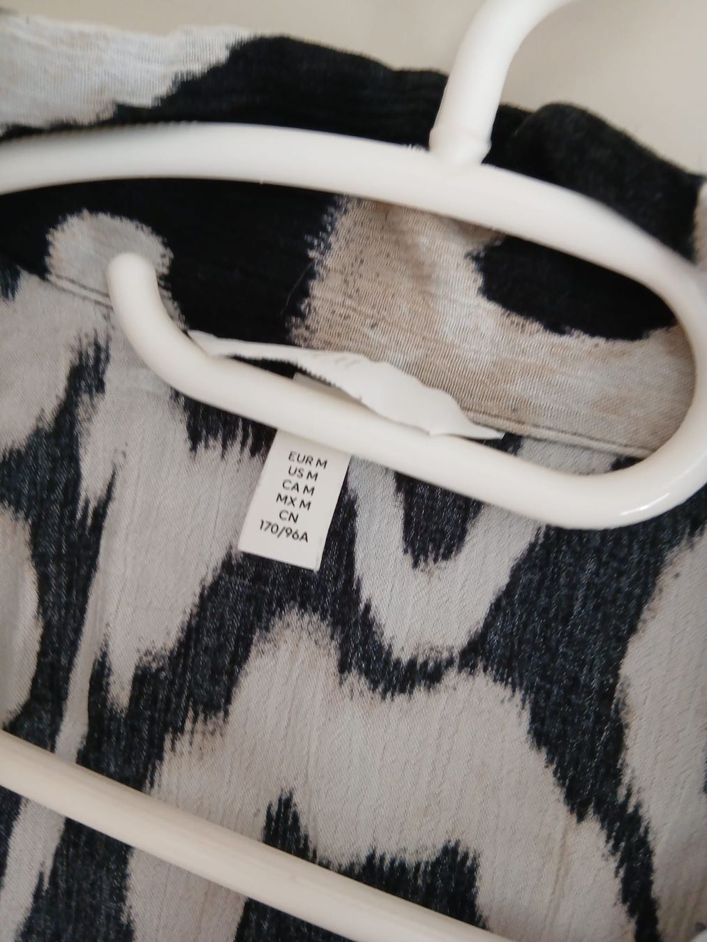 H&M Blusen: Damen Hemdbluse schwarz weiss gemustert Grösse M – Neu (gemäss Beschreibung) aus Balsthal von Leila_Luna 1