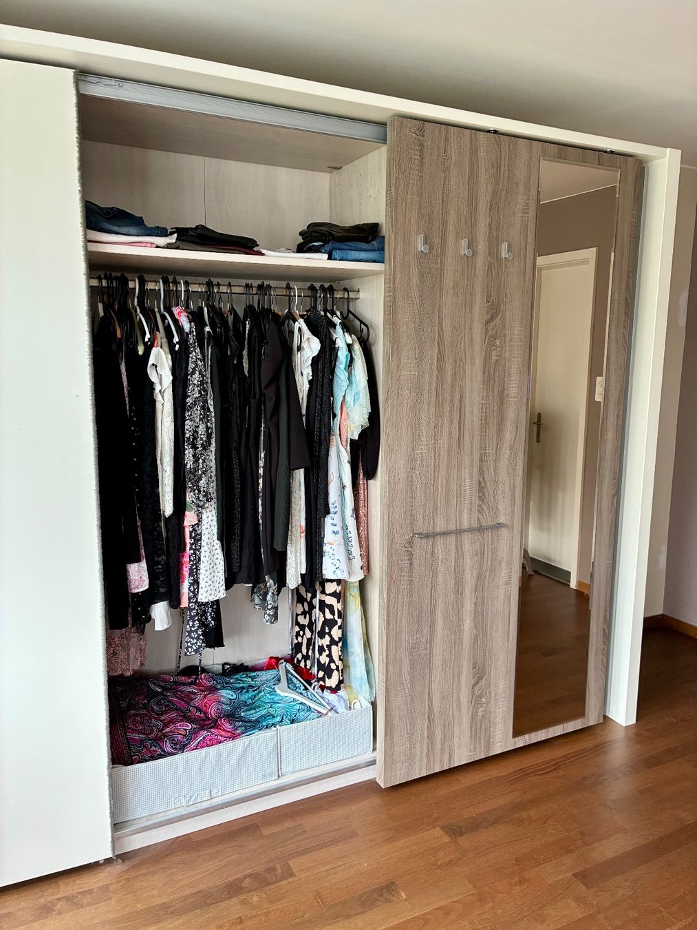 Armoires: Kleiderschrank – D'occasion à KLOTEN par jue_6j9w 4