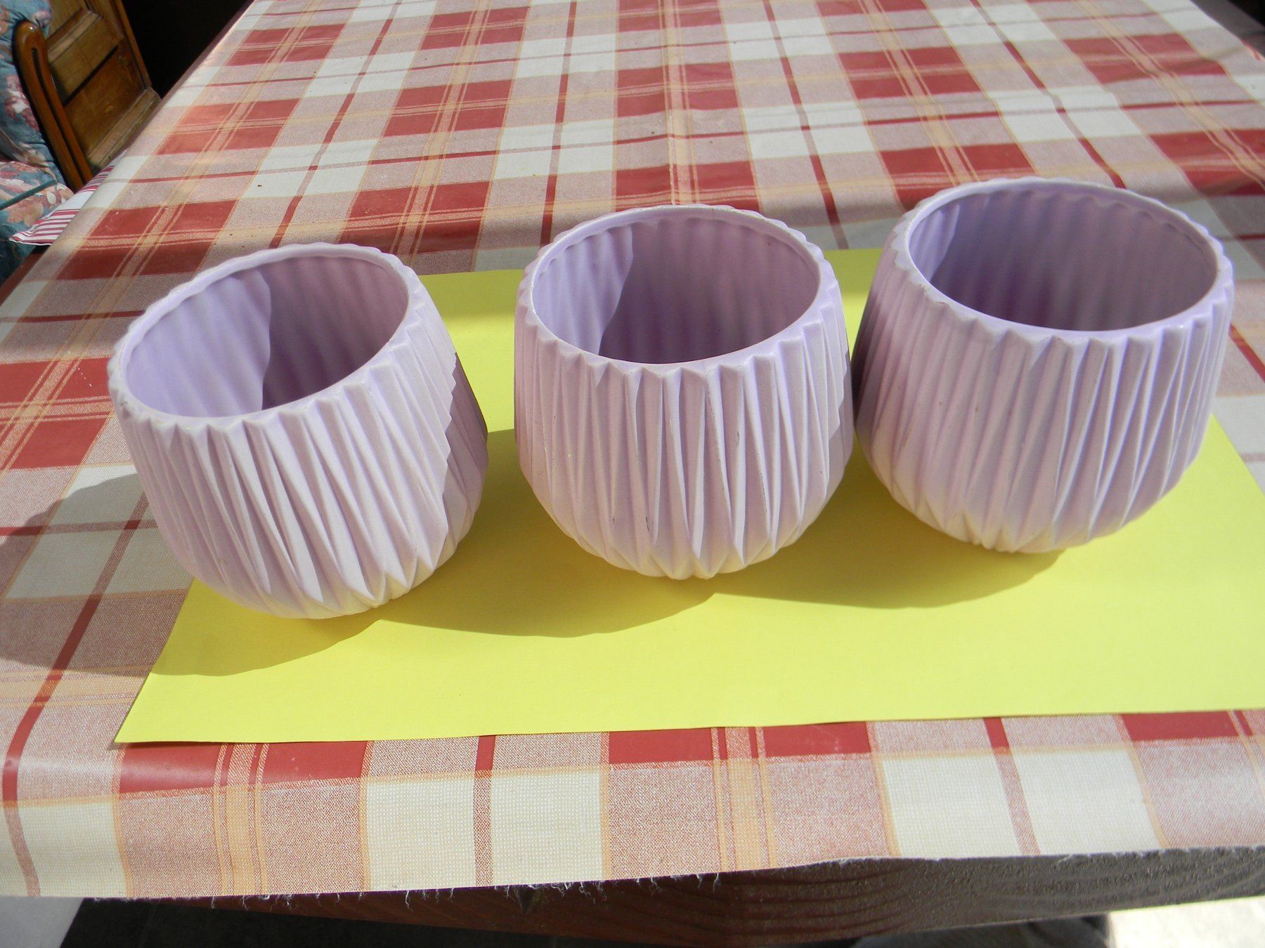 Blumentöpfe: 3 cache-pots violine, identiques, hauteur 11 cm. – Gebraucht aus Bournens von monique048