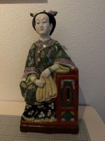 Asiatische Frauenfigur Keramik bemalt gebraucht Zustand