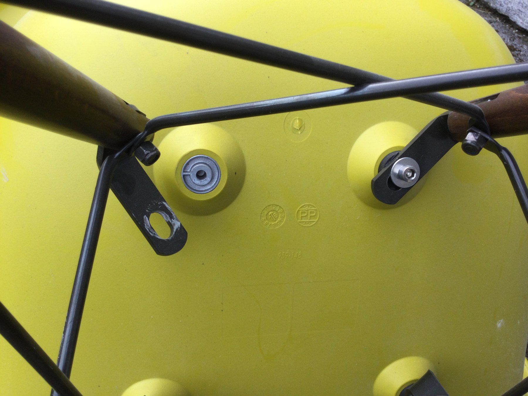 Vitra Sedie: Defekter Vitra Cames Eames Plastic Armchair – Difettoso da Wangen SZ venduto da kuriosum12 6