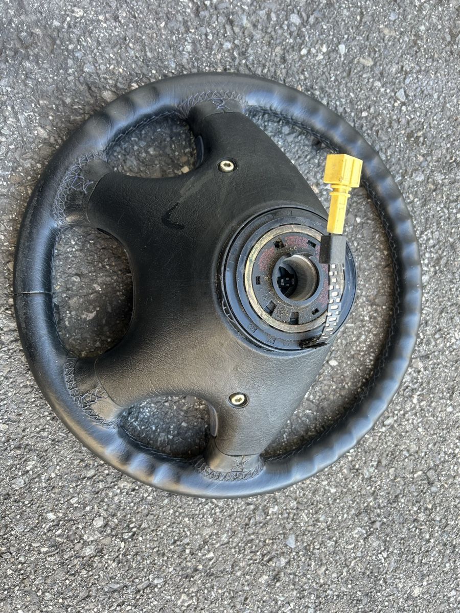 Volkswagen Alle Autoersatzteile: Volant cuir VW golf 3/ vento – Gebraucht aus Muraz (Collombey) von Wolfdog1978 1