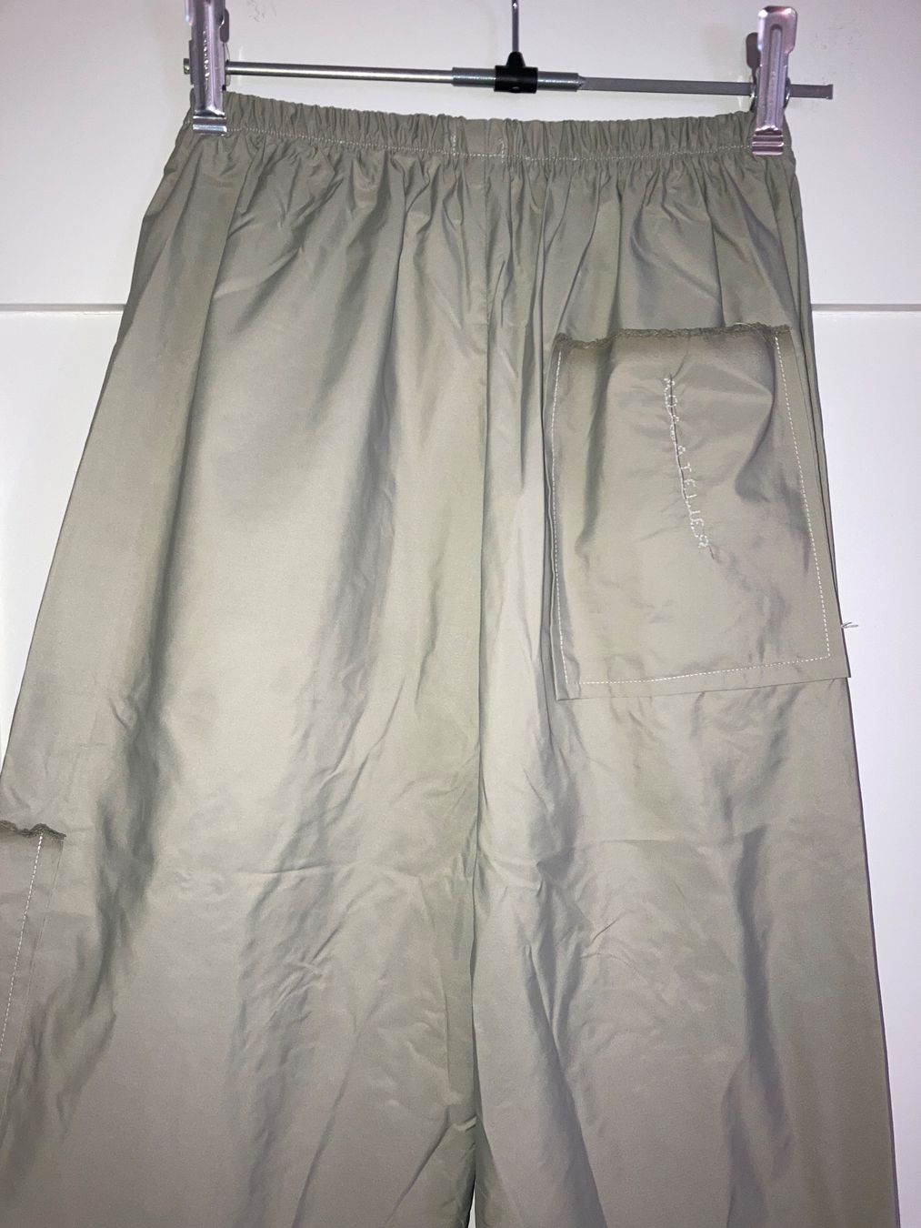 Pantaloni: Superleichte Recycelte graue Hose aus Zeltstoff – Nuovo (secondo la descrizione) da Zürich venduto da MoanaK 3