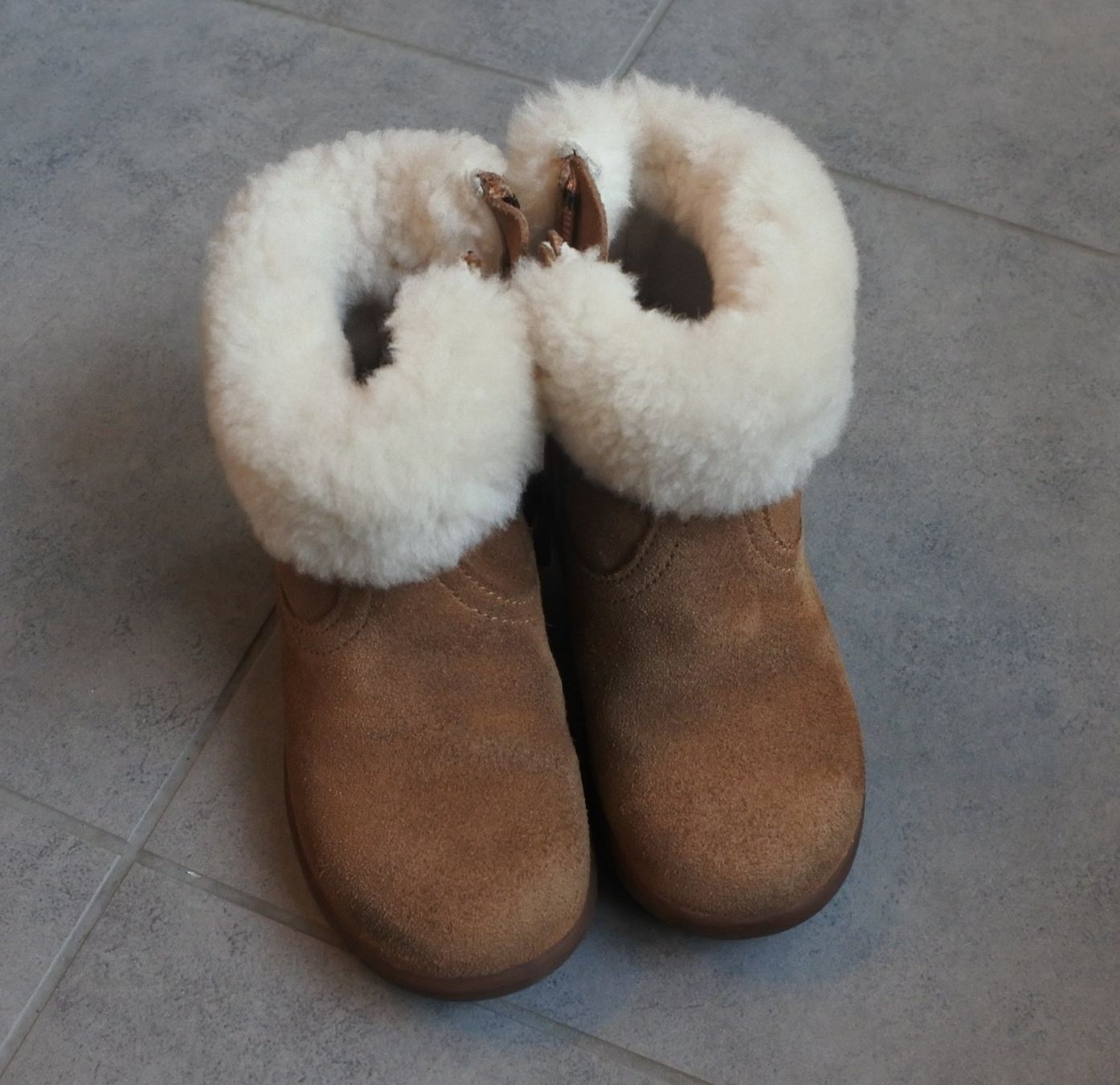 Ugg Scarpe per ragazzi: UGG - Kleinkinder Jorie Boot Grösse 23.5 – Usato da Lugano venduto da fc2017