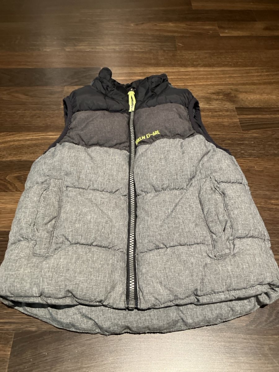 H&M Altro abbigliamento per bambino: Weste 110/116 – Usato da Adliswil venduto da gac_7kqc