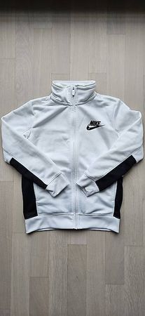 Nike Trainerjacke und kurze Nike Sporthose Gr. 128