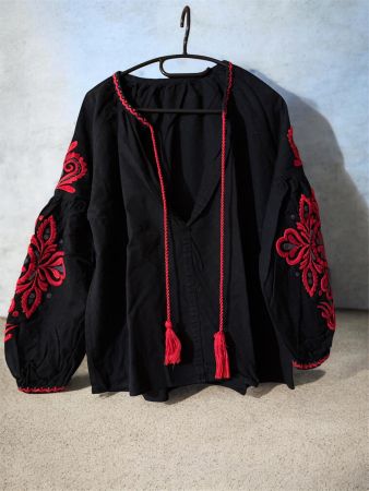 Bluse schwarz rot bestickt Langarm Grösse M - gebraucht