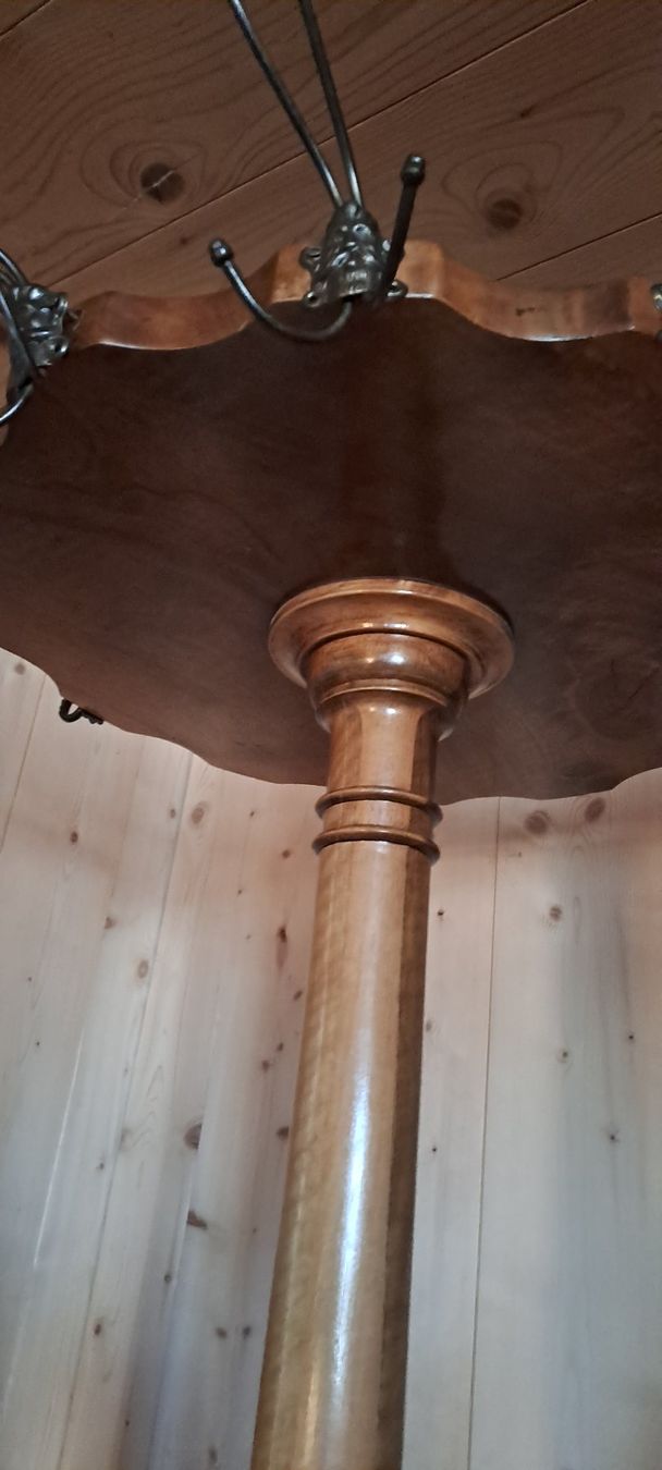 Guardaroba: Antike Garderobe / Kleiderständer, Nussbaum – Usato da Trogen venduto da Limboo 1