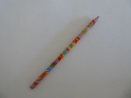 Mehrfarbiger Farbstift, ca. 18cm lang, ca. 7mm dick, neu