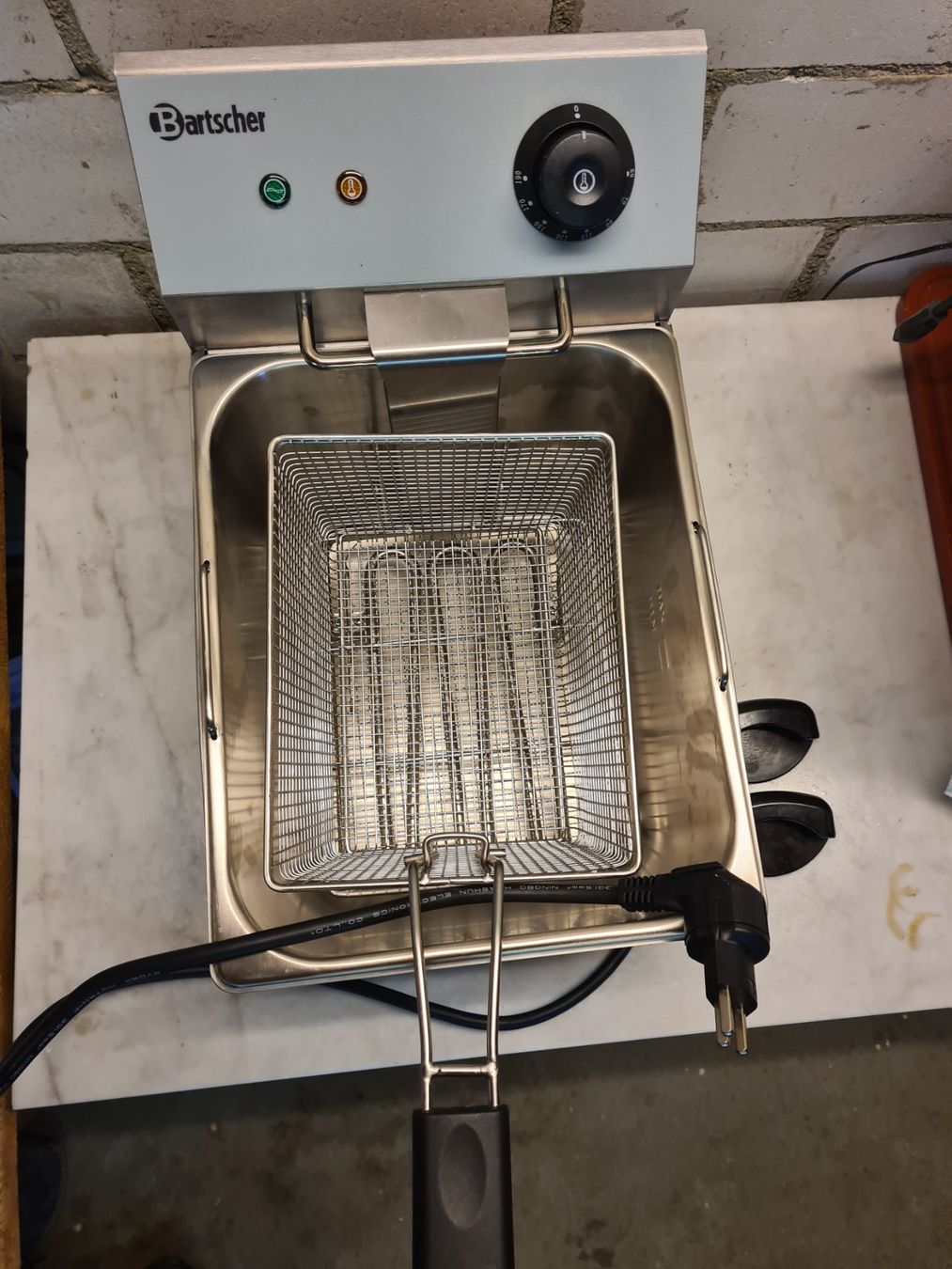 Bartscher Appareils de cuisine: Bartscher Fritteuse "SNACK 3" – D'occasion à Malters par adr_8htr 2