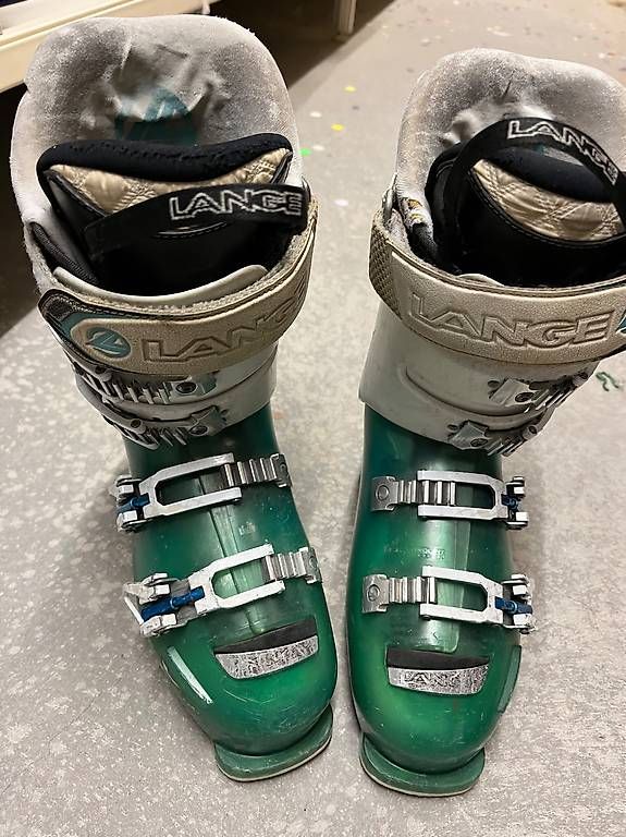 Chaussures femmes: Chaussures de ski Lange, 38 – D'occasion à Botyre (Ayent) par Belleza01