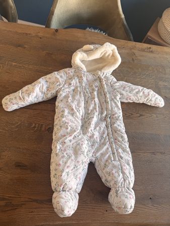 Baby Schneeanzug mit Blumenmuster 