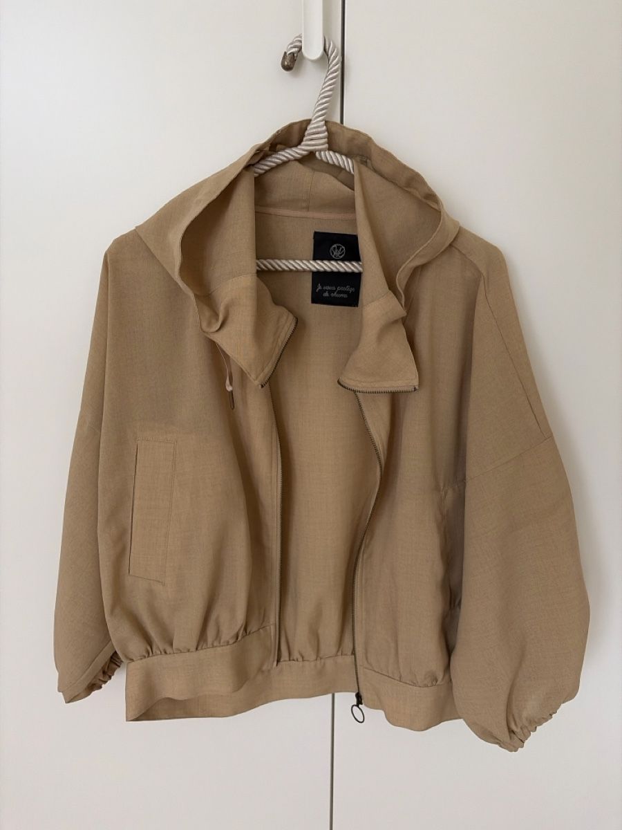 Giacche: Leichte Jacke Beige Kapuze Oversized – Usato da Au ZH venduto da eac_gm25