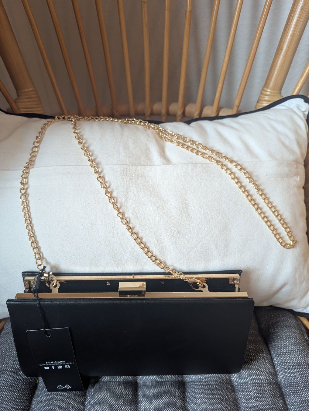 Taschen für Damen: Chic Black Clutch Bag with Gold Chain, Perfect Condition – Neu und originalverpackt aus Schlieren von maseam 2