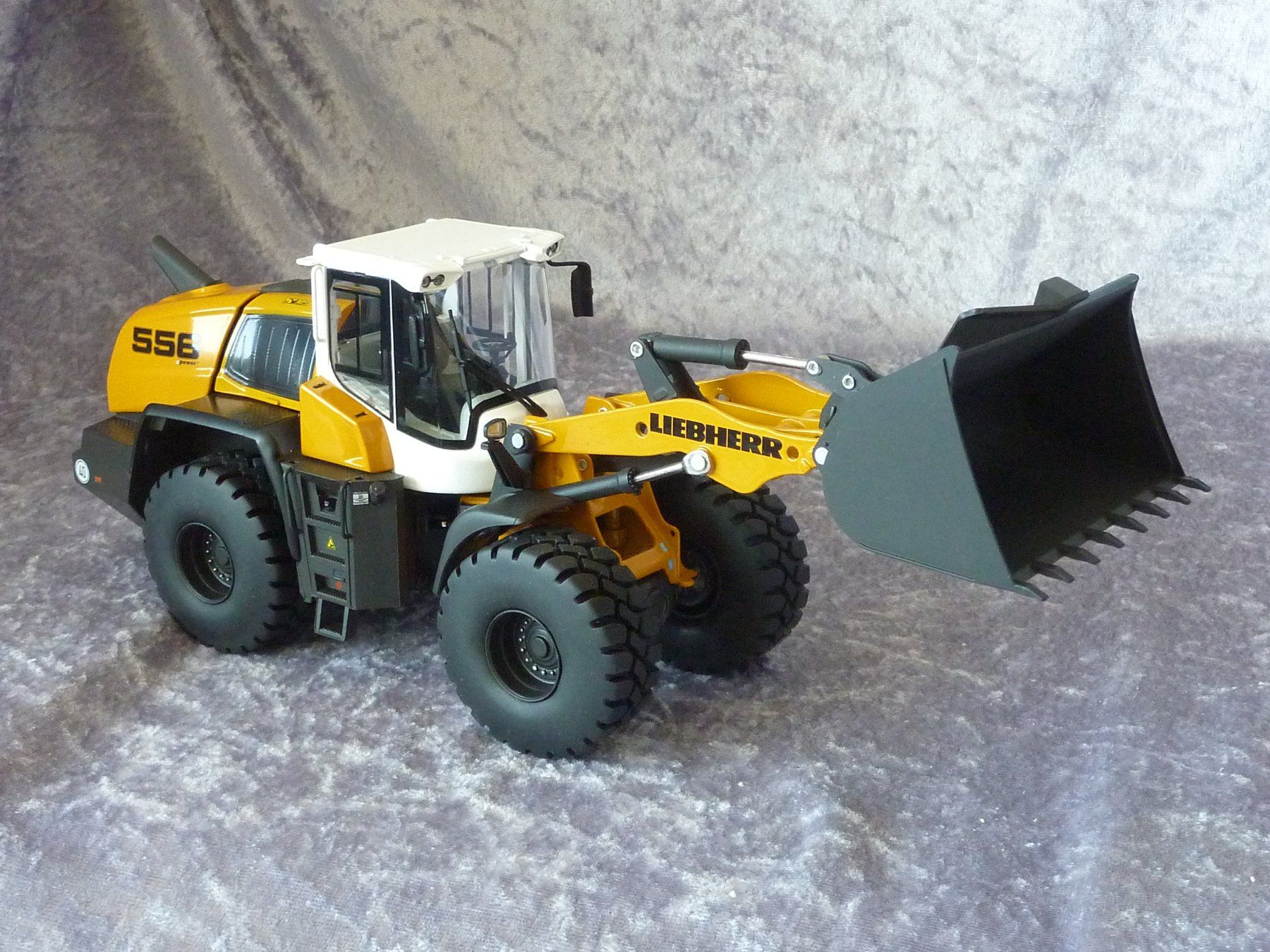 Liebherr Kit di modellismo & Modellini statici: Liebherr Radlader L 556  1:32 – Nuovo (secondo la descrizione) da Dürrenäsch venduto da modellautos4you 5