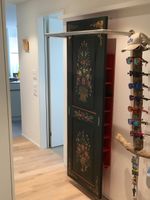 Garderobe mit Bauernmalerei und Wandregal gebraucht
