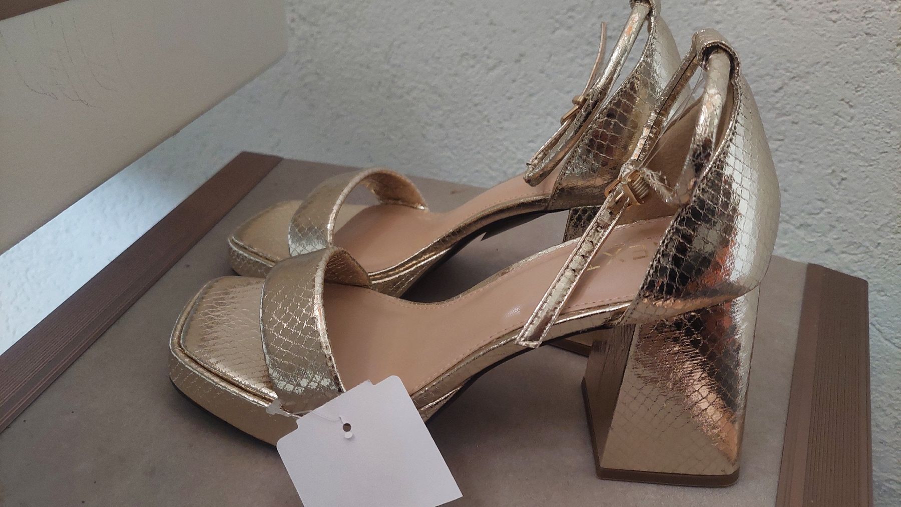 Next Scarpe da uomo: Gold AbsatzSchuhe/gr.37,NEU – Nuovo e nell'imballaggio originale da Basel venduto da O-MEGA 5