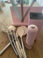 Messermagnet und Küchenutensilien für Pinkliebhaber