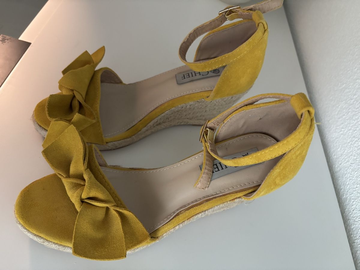 Scarpe da donna: Damenschuhe Keilabsatz gelb Grösse 37 – Usato da Bülach venduto da Karuna 1