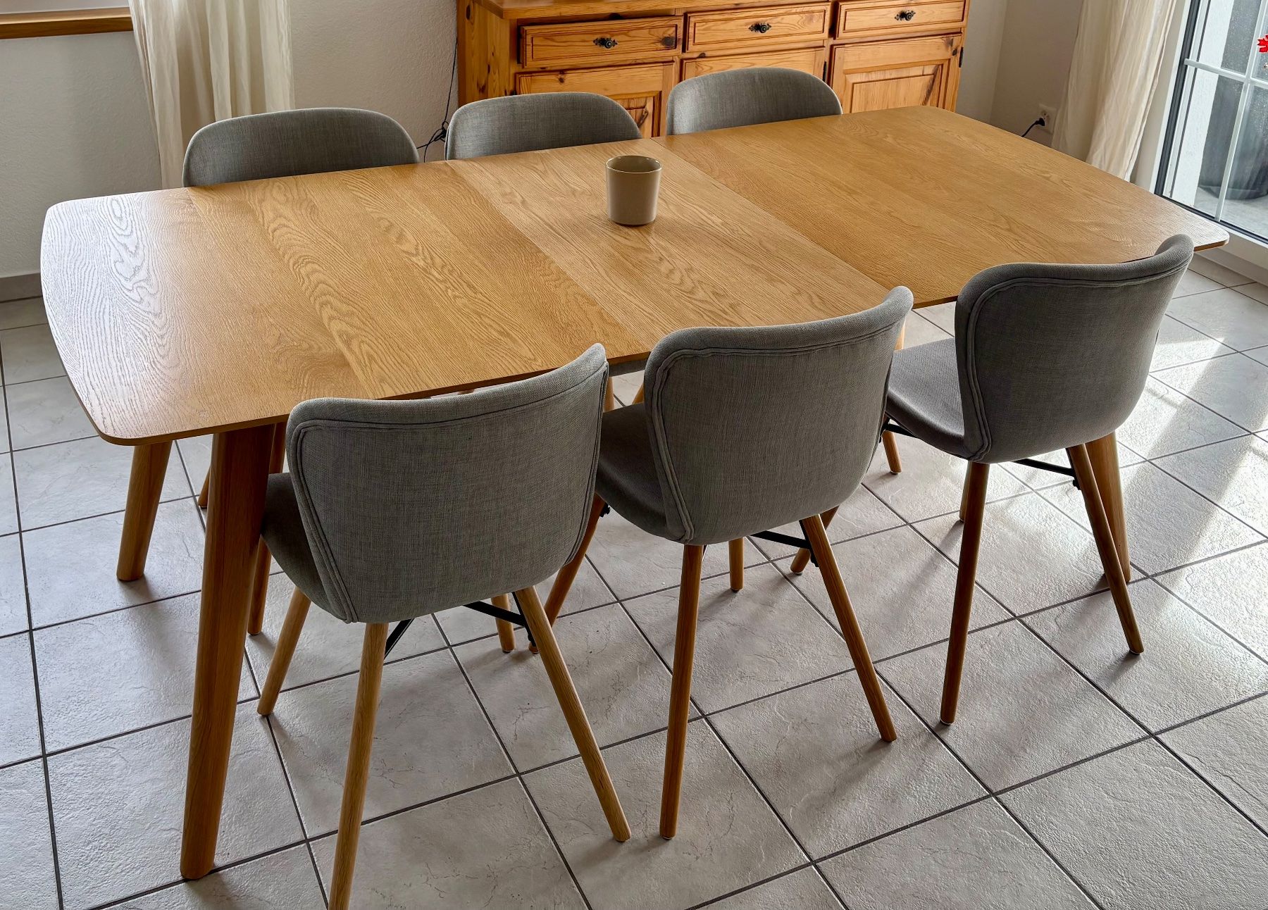 Maisons du monde Tischset: Esszimmer-Set: Eichen-Tisch klarlackiert mit 6 Stoffstühlen – Gebraucht aus Boswil von Rascht
