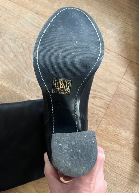 Chaussures femmes: Elegante, schlichte Lederstiefel schwarz – D'occasion à Steinmaur par Dyleila 1