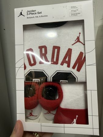 Jordan 3-Teile Set Bodysuit Mütze Schuhe 6-12 Monate