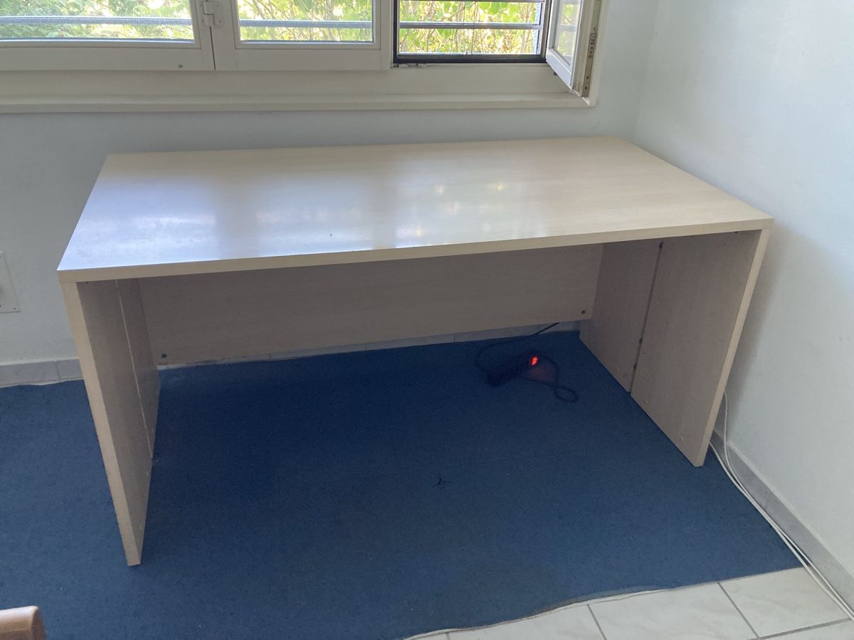 Schreibtische: Desk – Gebraucht aus Horgen von Andradina