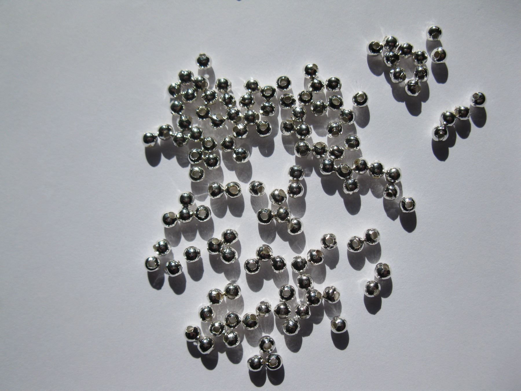 Perlen (unechte): 500 Metallperlen, Zwischenperlen glatt, versilbert, 4mm – Neu und originalverpackt aus St. Margarethen TG von LuanaKa