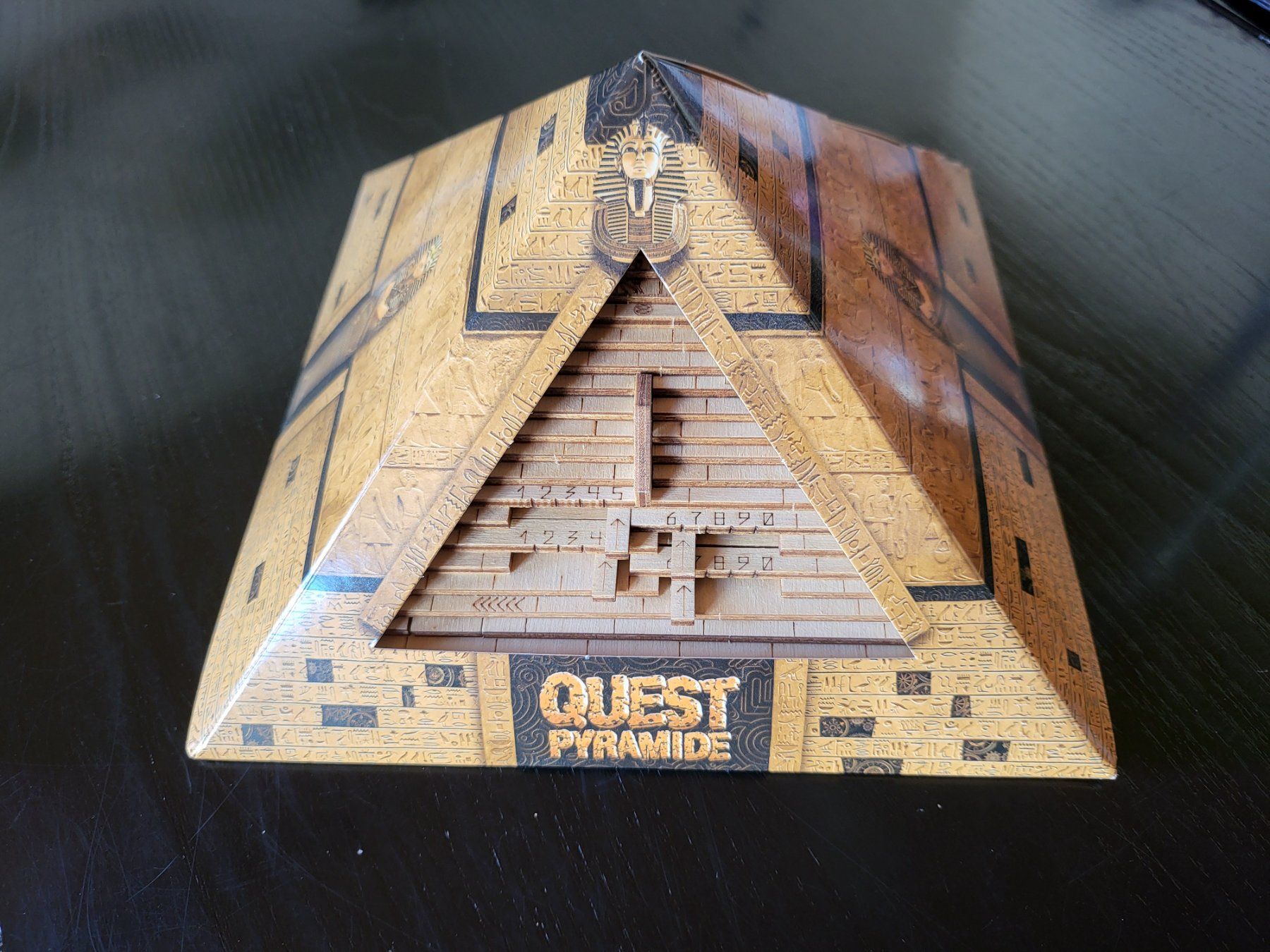 Giochi: Quest Pyramide - Escape Room in einer Pyramide - Holz – Nuovo e nell'imballaggio originale da Lichtensteig venduto da ThreeHeroes