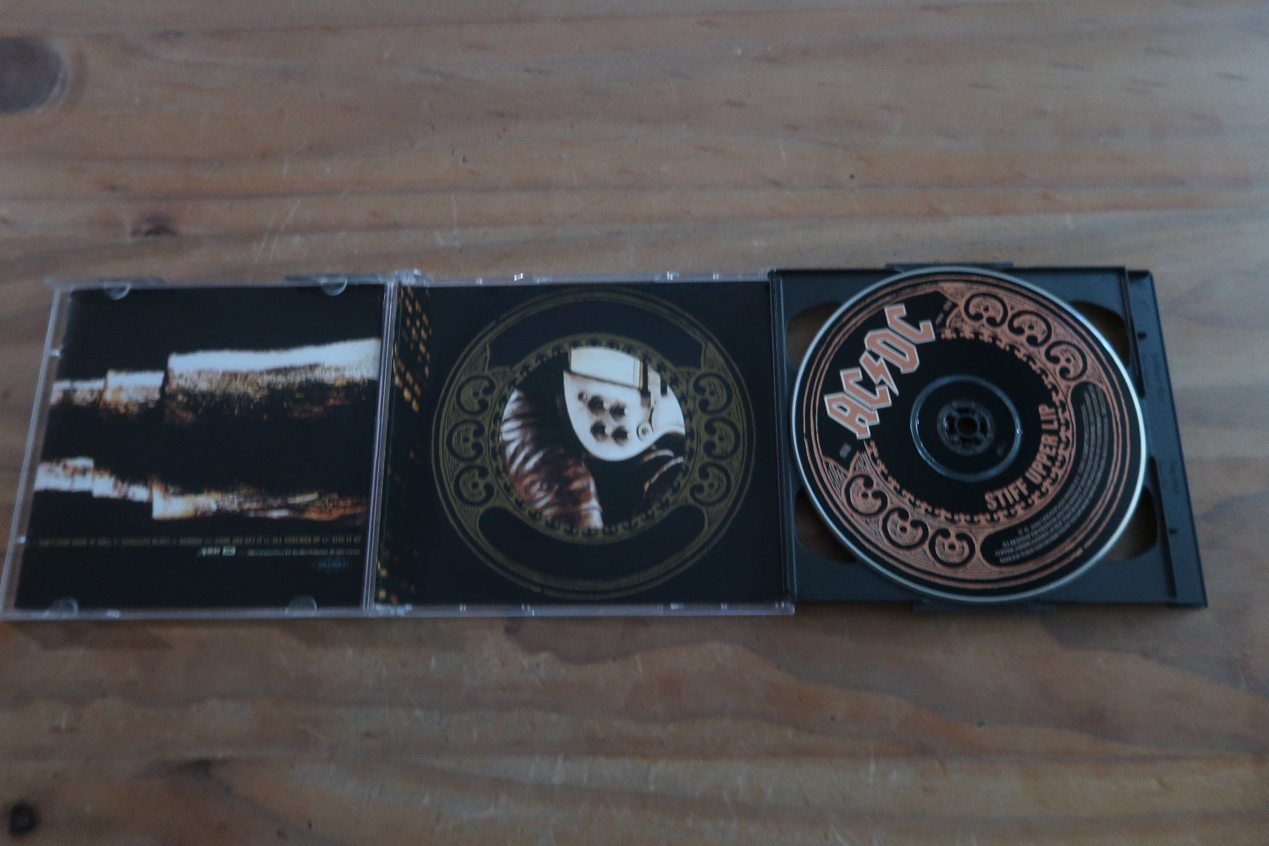 CD: AC/DC - STIFF UPPER LIP - TOUR EDITION mit BONUS CD – Usato da Basel venduto da Patiscat 5