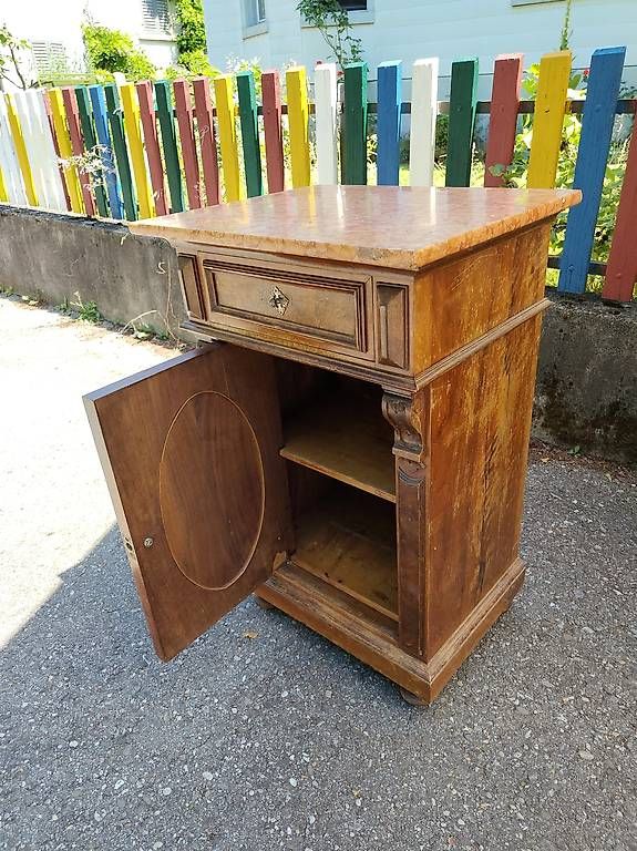 Commodes: Kommode aus Holz mit Steinplatte. – D'occasion à Solothurn par luk_7cj5 1