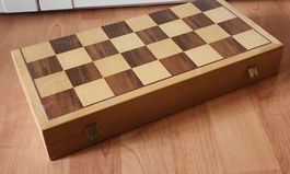 Holz Schachbrett inkl Holzfiguren, einfach verstaubar