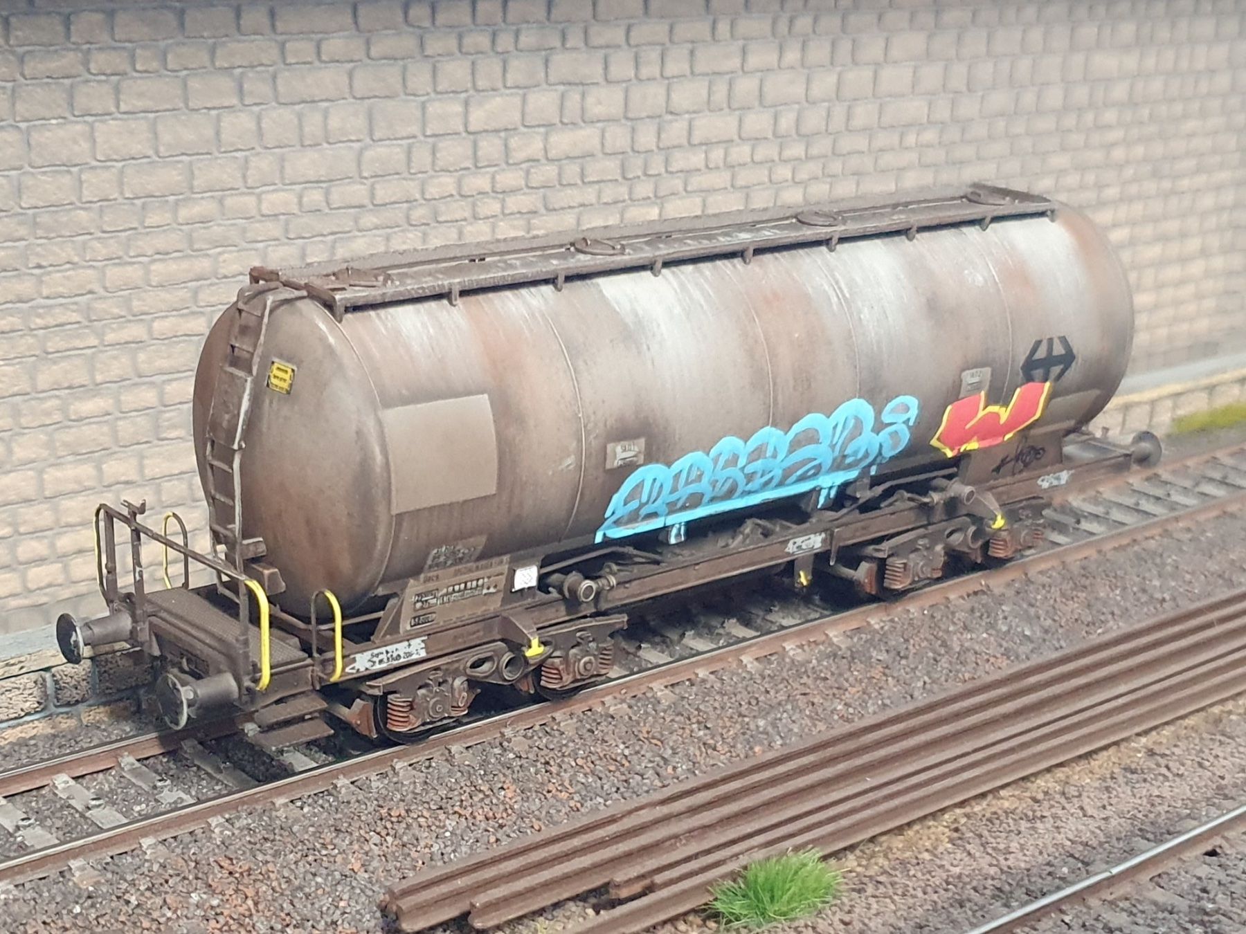 Roco Modellini di ferrovie: WAGON SILO, SBB-CFF, ROCO 46658, PATINE + GRAFFITIS – Usato da Loveresse venduto da FIFILOULOU 2