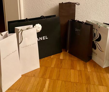 7 Tüten von Chanel, Gucci, Sisley, Kilian, LV, Van Cleef
