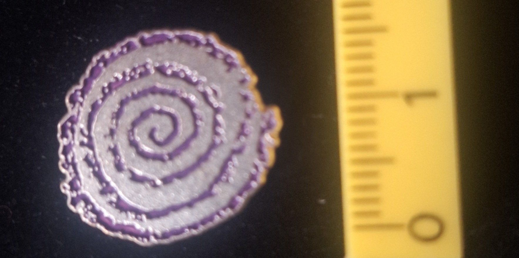 Plaketten & Abzeichen: Pin lila/silber Spirale – Gebraucht aus Zug von Sdoerfli
