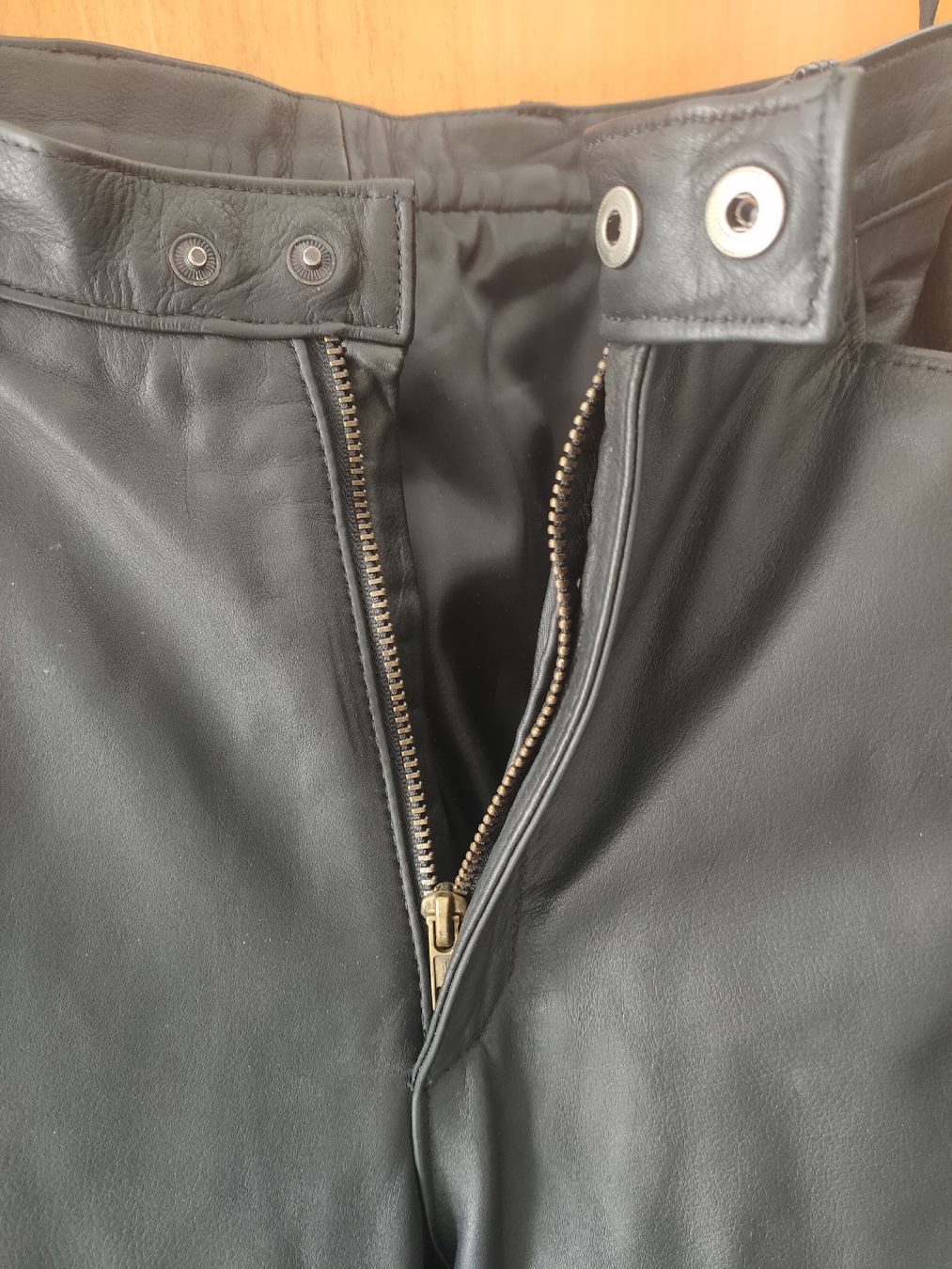 Pantaloni: Schwarze Lederhose Gr. 42, echtes Leder – Nuovo (secondo la descrizione) da Oberwil b. Büren venduto da 3298Oberwil 1