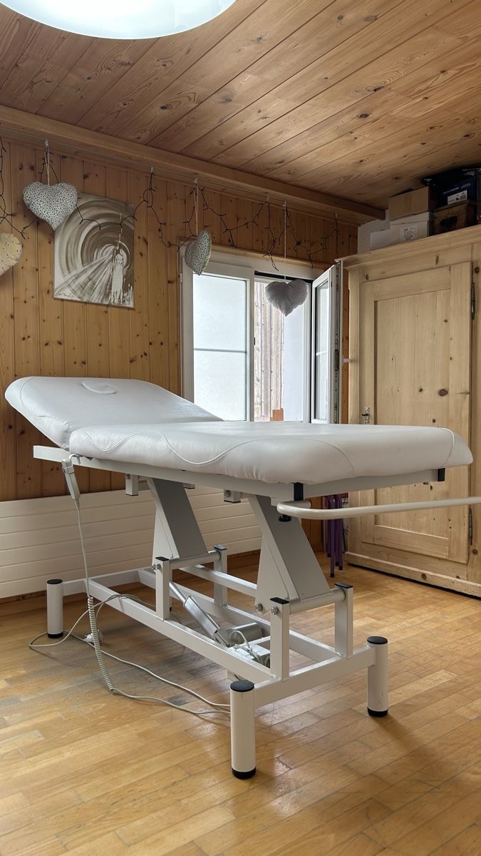 Liegen & Liegestühle: Elektrische Massageliege – Gebraucht aus Heerbrugg von 3333Max