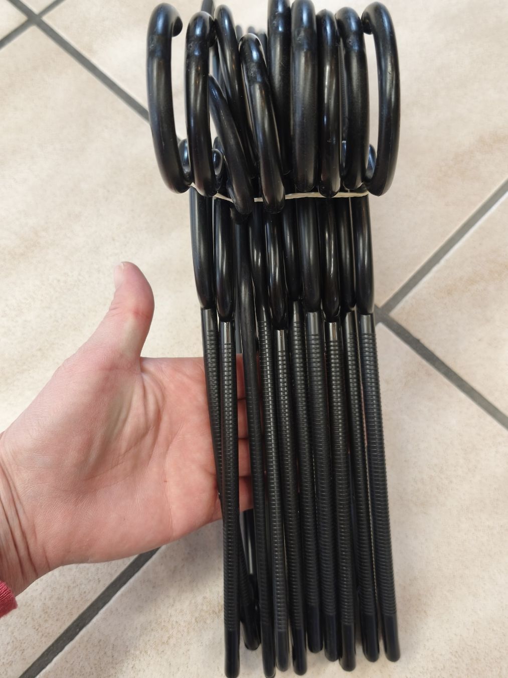Appendiabiti: Schwarze Kleiderbügel, 10 Stück, – Usato da Emmetten venduto da SecondhandSiska 1