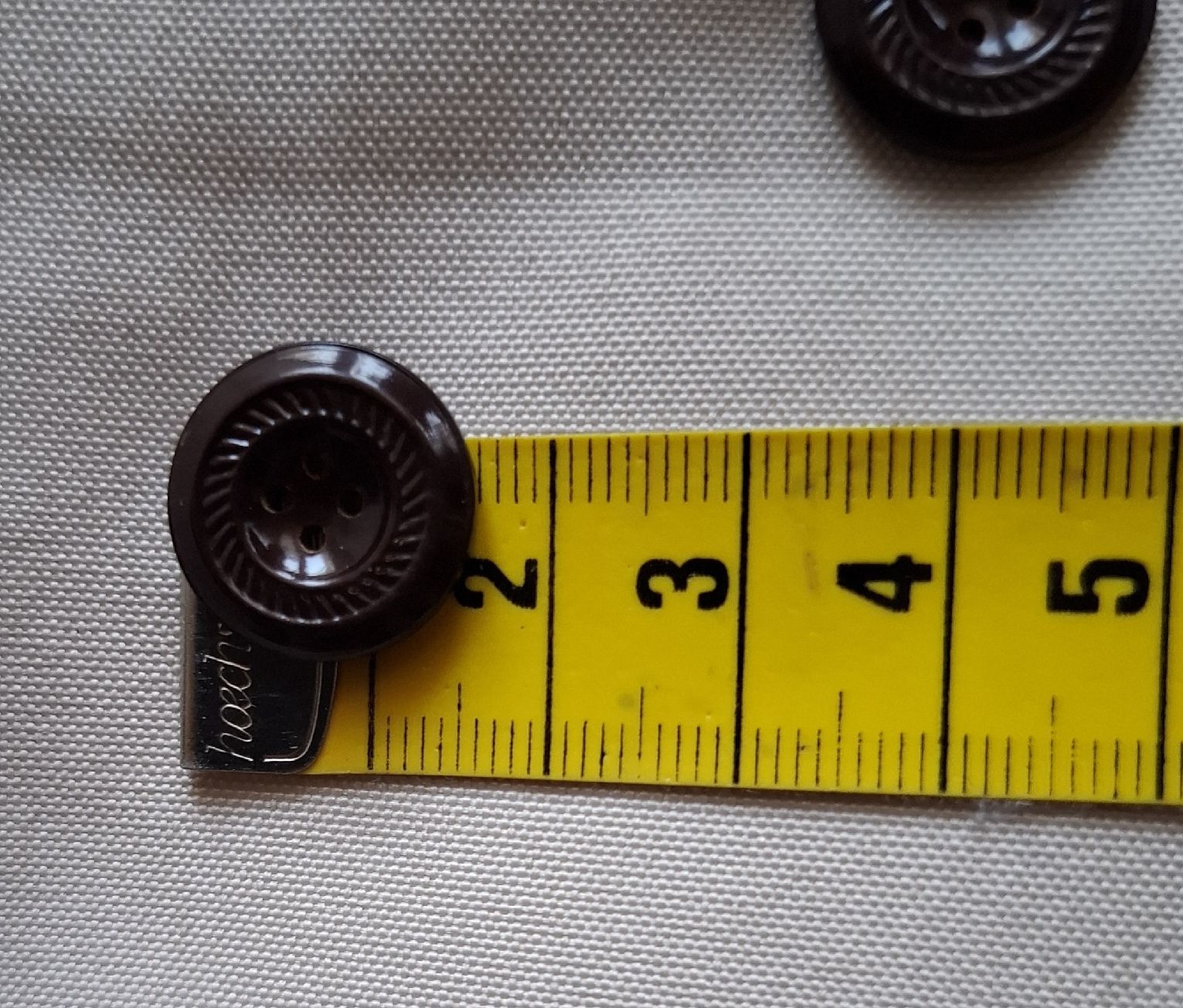 Bottoni: Knöpfe, dunkelbraun, 5 Stk., Durchmesser 16 mm. – Usato da Dietikon venduto da Hirschkopf 3