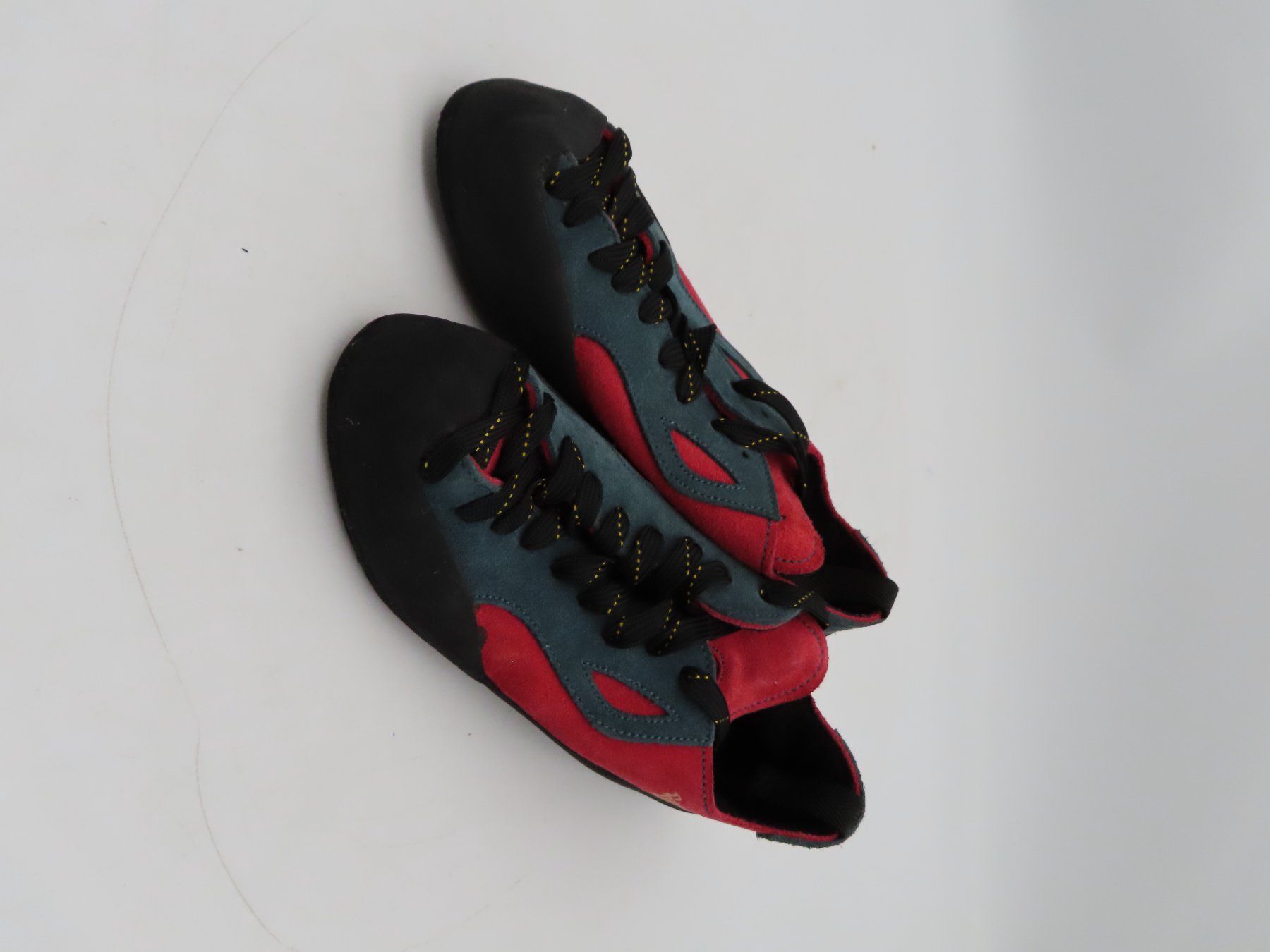 Scarpe da uomo: Bestard Kletterschuhe schwarz-grau-rot – Usato da Reinach BL venduto da WBZ-Flohmarkt 3