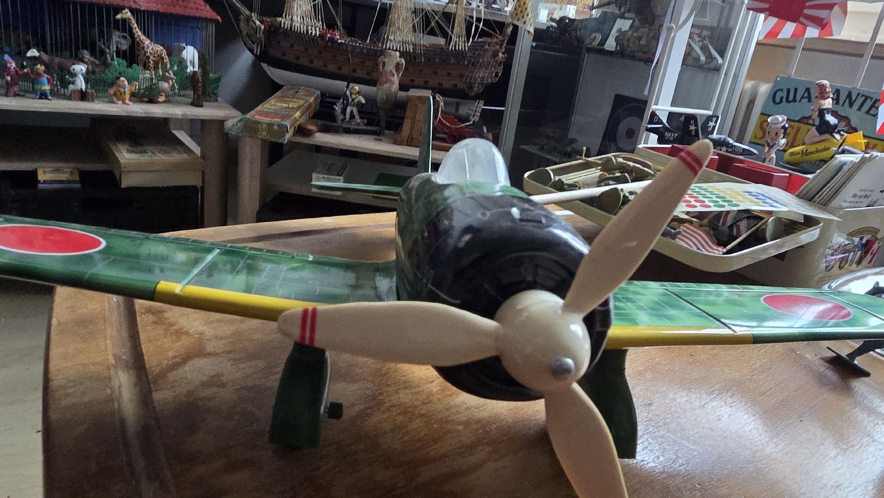 Modellbausätze & Standmodelle: Mitsubishi Zero Modell,   Blech. – Gebraucht aus Ettingen von 1964erNachtzugfahrer 2