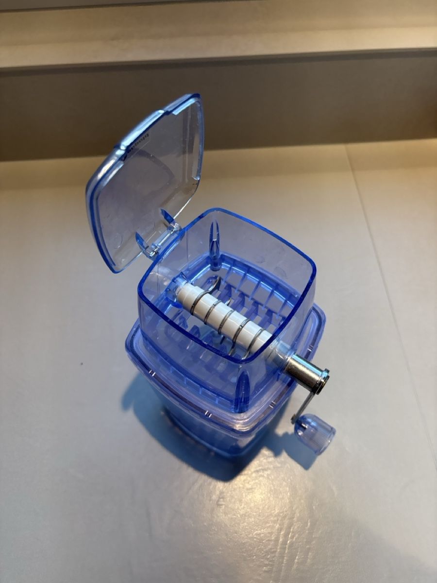 Elettrodomestici da cucina: Eiscrusher manuell blau gebraucht – Usato da Brunnen venduto da Remo.03 1