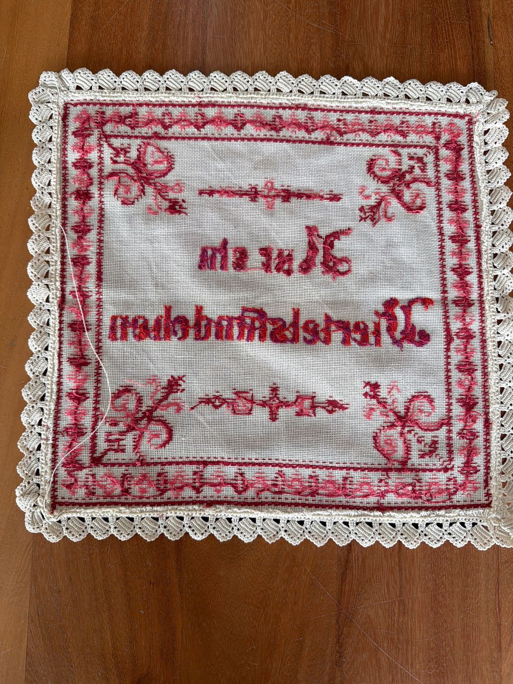 Alle Dekorationen: Handgesticktes Deckchen "Nur ein Viertelstündchen" – Gebraucht aus Bülach von Jackybabue 1