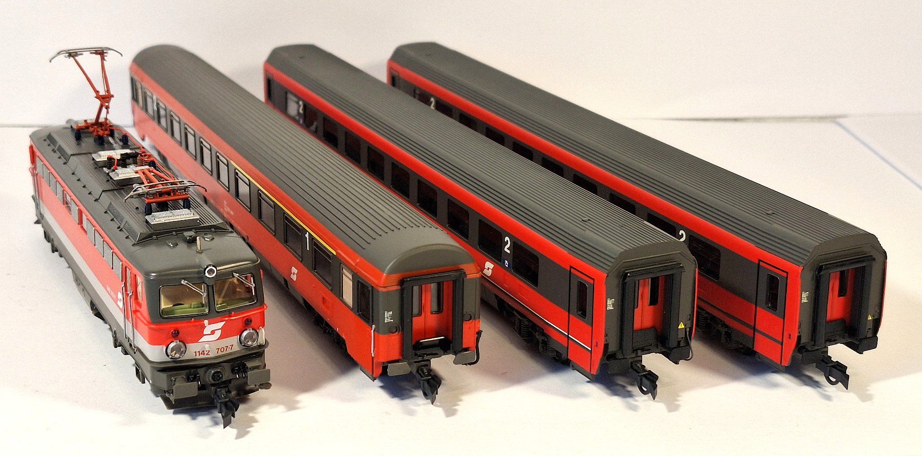Roco Modellini di ferrovie: ÖBB 1142 mit Modularwagen – Usato da Bern venduto da BahnliebhaberRe420 6