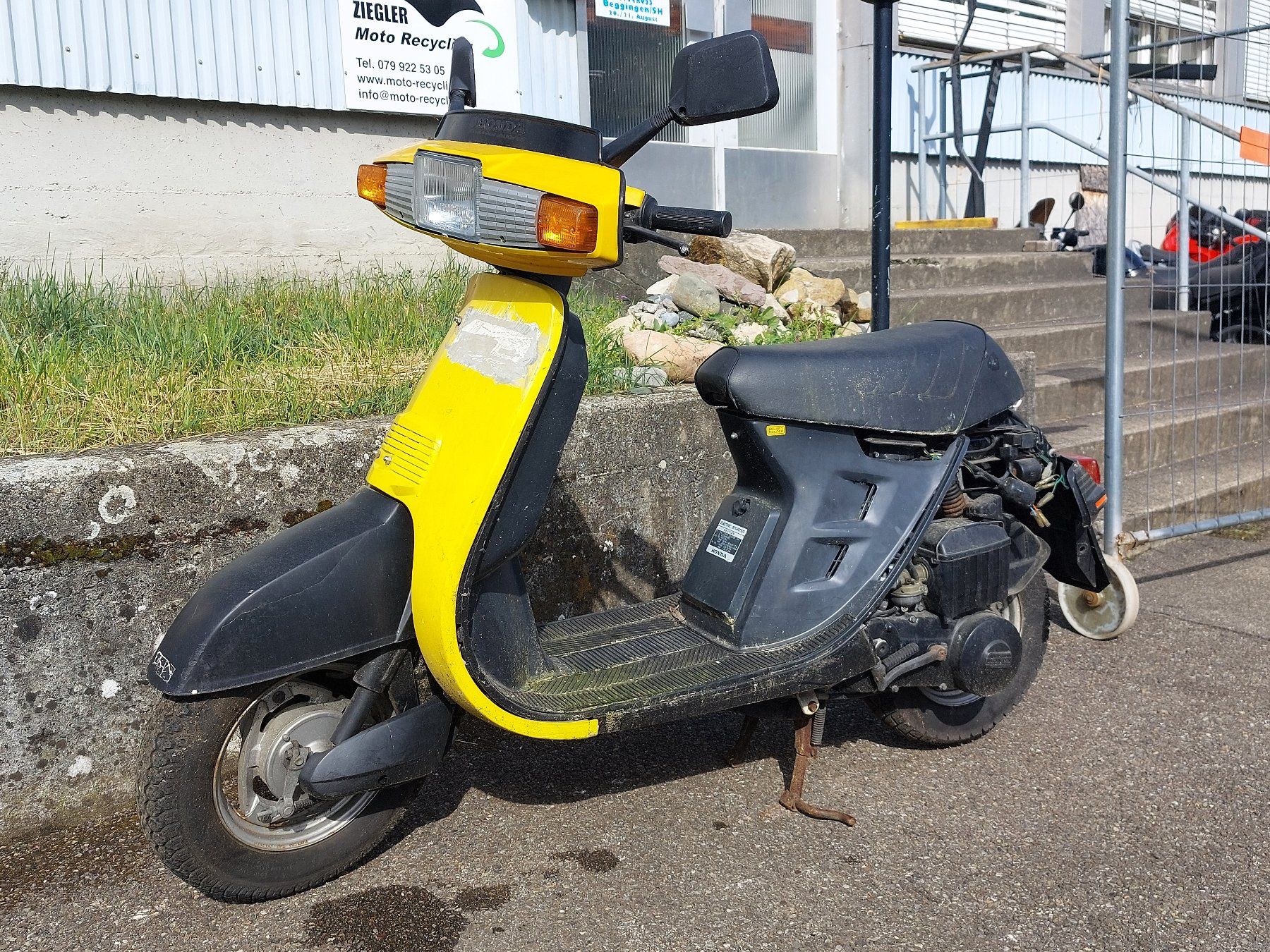 Honda Scooter: Honda Lead 50 Roller zwei Tackt defekt Export – Difettoso da Schleitheim venduto da ZieglerMotoRecycling 2