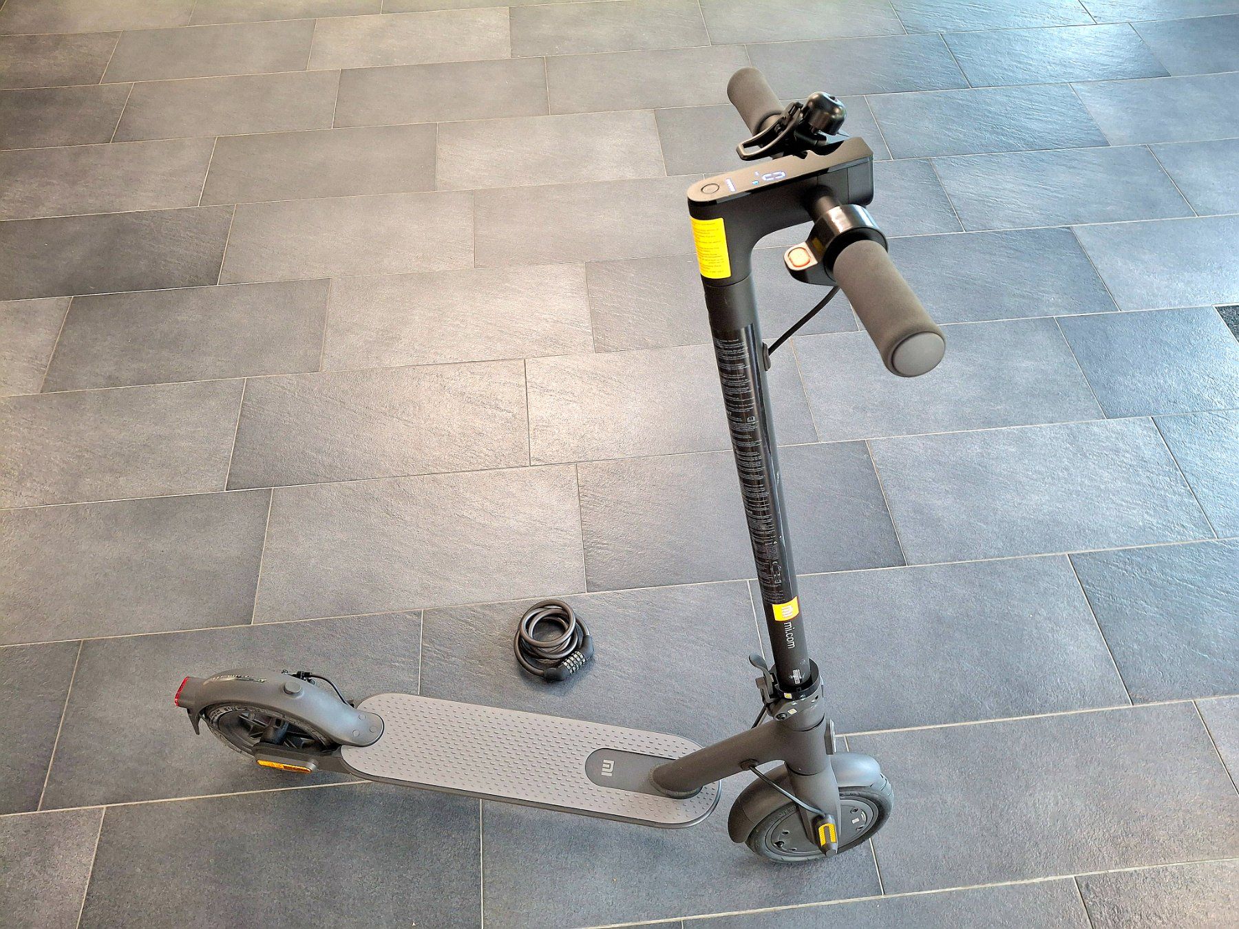 Xiaomi Kickboard: Xiaomi Mi Essential + Cadenas - Envoi – Usato da Villars-sur-Glâne venduto da SwissTrendyStore 2